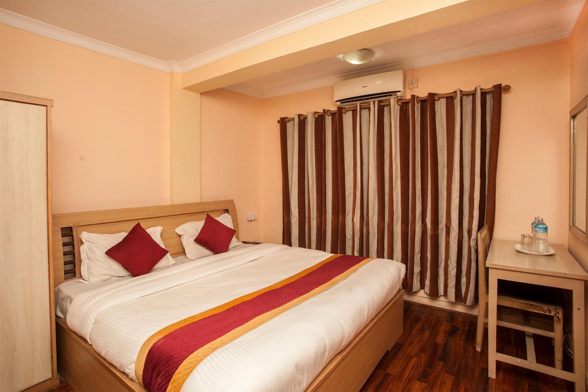 Hotel Mountain Gateway Катманду Екстер'єр фото